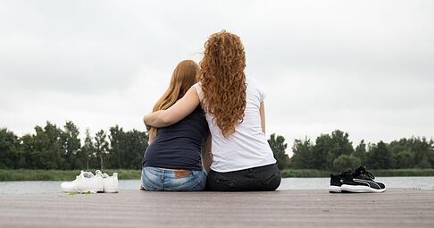 Erkennen, ob jemand in seelischer Not ist, ist das eine - richtig helfen das andere. In MHFA-Kursen lernen Laien, wie das geht. Erkennen, ob jemand in seelischer Not ist, ist das eine - richtig helfen das andere. In MHFA-Kursen lernen Laien, wie das geht.