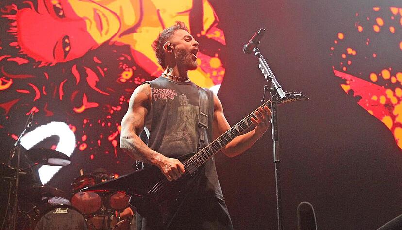 „Diese Alben haben unser Leben verändert“, sagt Matthew Tuck, Sänger von Bullet for my Valentine, über das Debütalbum „The Poison“ und über „Ascendancy“ der befreundeten Band Trivium. Beide werden auf der aktuellen Tour in voller Länge gespielt. „Diese Alben haben unser Leben verändert“, sagt Matthew Tuck, Sänger von Bullet for my Valentine, über das Debütalbum „The Poison“ und über „Ascendancy“ der befreundeten Band Trivium. Beide werden auf der aktuellen Tour in voller Länge gespielt.