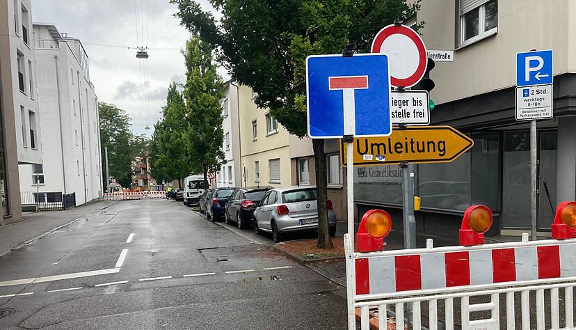 Insgesamt soll die Baustelle sechs Wochen dauern: In der Rosenbergstraße wird eine neue Fernwärmeleitung verlegt.