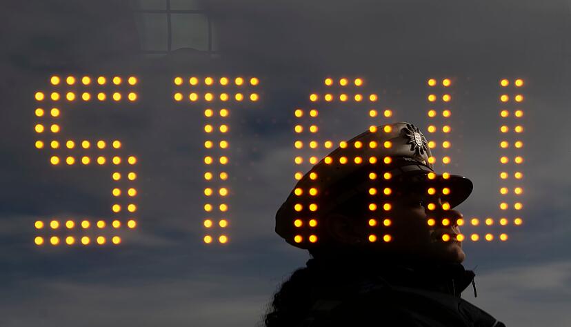 Ein Lastwagen hat auf der A8 Feuer gefangen. (Symbolbild)