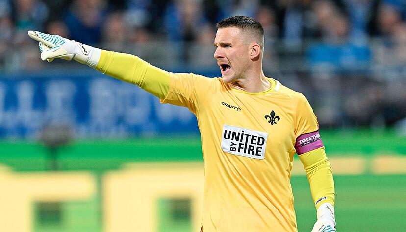 Darmstadts Torwart Marcel Schuhen h&auml;lt derzeit nicht viel auf die Zweitliga-Tabelle.