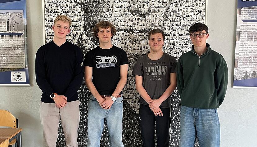 Jonas Kirchhoff, Nils Tennstedt, Boris Uhlig und Paul Jakob (v. li.) vom Theodor-Heuss-Gymnasium in Heilbronn nach der Abiturpr&uuml;fung in Latein.