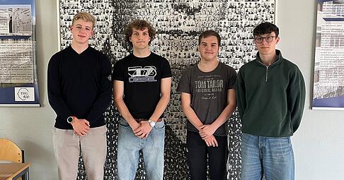 Jonas Kirchhoff, Nils Tennstedt, Boris Uhlig und Paul Jakob (v. li.) vom Theodor-Heuss-Gymnasium in Heilbronn nach der Abiturpr&uuml;fung in Latein.