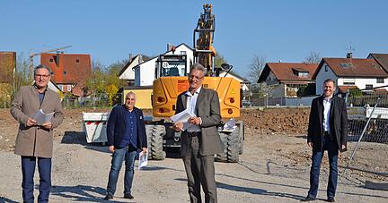 In Sachen Markthalle gemeinsam voran (v.li.): B&uuml;rgermeister Michael Folk, Thomas Hoffmann (ICC), Metzger Werner H&auml;fele und K&auml;mmerer Holger Leister.
Foto: Stefanie Pf&auml;ffle