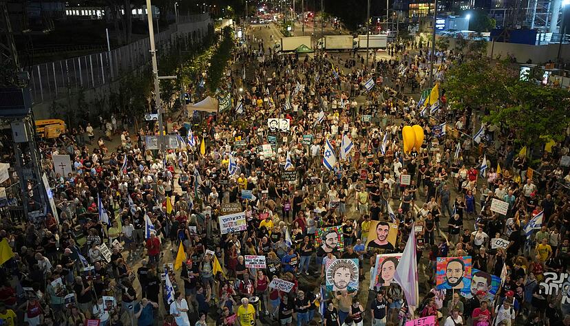 Tausende Menschen fordern in Israel einen Deal zur Freilassung aller Geiseln.
