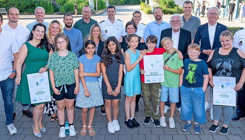 Die Geehrten zwischen den Kooperationspartnern beim Zivilcouragepreis 2022: Insgesamt wurden sieben Fälle ausgezeichnet. Die Geehrten zwischen den Kooperationspartnern beim Zivilcouragepreis 2022: Insgesamt wurden sieben Fälle ausgezeichnet.