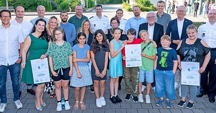 Die Geehrten zwischen den Kooperationspartnern beim Zivilcouragepreis 2022: Insgesamt wurden sieben Fälle ausgezeichnet. Foto: Mario Berger