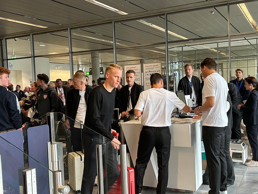 Am Flughafen warteten die Spieler des VfB Stuttgart auf den Abflug. Am Flughafen warteten die Spieler des VfB Stuttgart auf den Abflug.