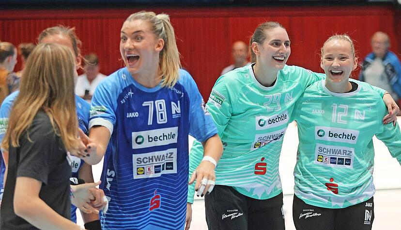 Mit reichlich guter Laune m&ouml;chte die Sport-Union am Samstagabend auch die Paul-Horn-Halle verlassen. Paulina Uscinowicz und Lena Ivancok (von links) sind zur&uuml;ck bei der Mannschaft, Johanna Fossum (rechts) k&ouml;nnte im Tor beginnen.