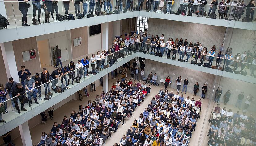 Zum Semesterstart füllt sich auch das Atrium der Hochschule Heilbronn auf dem Bildungscampus. Zum Semesterstart füllt sich auch das Atrium der Hochschule Heilbronn auf dem Bildungscampus.