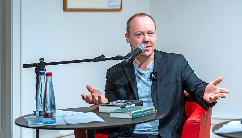 "Es hat lange gebraucht, bis ich die Sprache gefunden habe": Christian Baron erzählt die autofiktionale Geschichte seiner Großväter Willy und Horst.
Foto: Mario Berger "Es hat lange gebraucht, bis ich die Sprache gefunden habe": Christian Baron erzählt die autofiktionale Geschichte seiner Großväter Willy und Horst.
Foto: Mario Berger