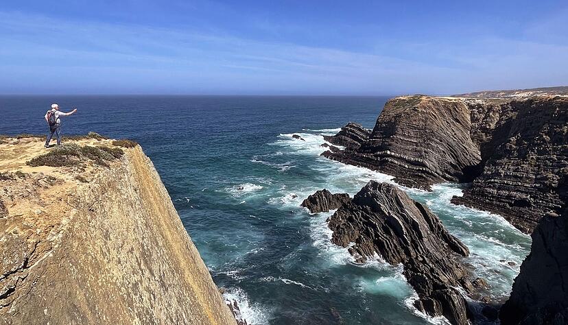 Steilklippen am Cabo Sardao in Portugal. Derzeit ist der Nordatlantik besonders warm. Wissenschaftler sind beunruhigt. Steilklippen am Cabo Sardao in Portugal. Derzeit ist der Nordatlantik besonders warm. Wissenschaftler sind beunruhigt.