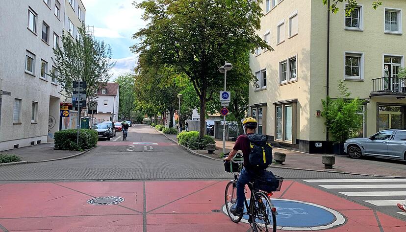 Farbe soll es richten in der Heilbronner Bahnhofsvorstadt: Rot markiert, dass hier eine Fahrradstraße ist. Was das konkret bedeutet, wissen längst nicht alle. Farbe soll es richten in der Heilbronner Bahnhofsvorstadt: Rot markiert, dass hier eine Fahrradstraße ist. Was das konkret bedeutet, wissen längst nicht alle.