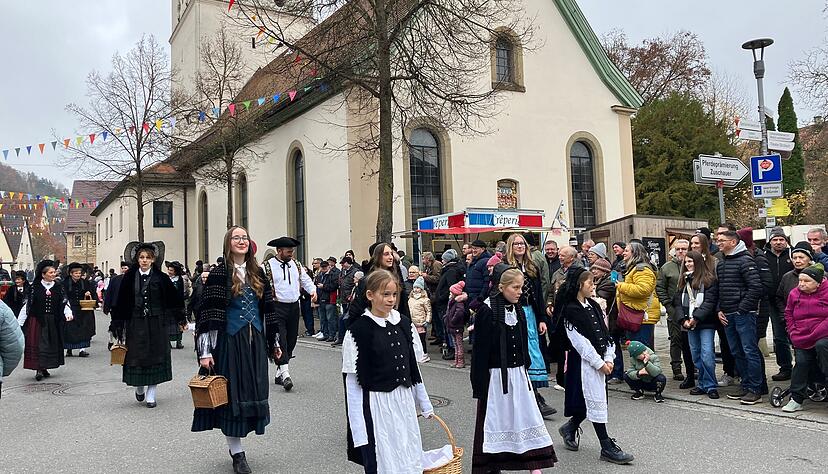 Trachtengruppen, Oldtimer, Gardemädchen und Blaskapellen ziehen durch Dörzbach. Trachtengruppen, Oldtimer, Gardemädchen und Blaskapellen ziehen durch Dörzbach.