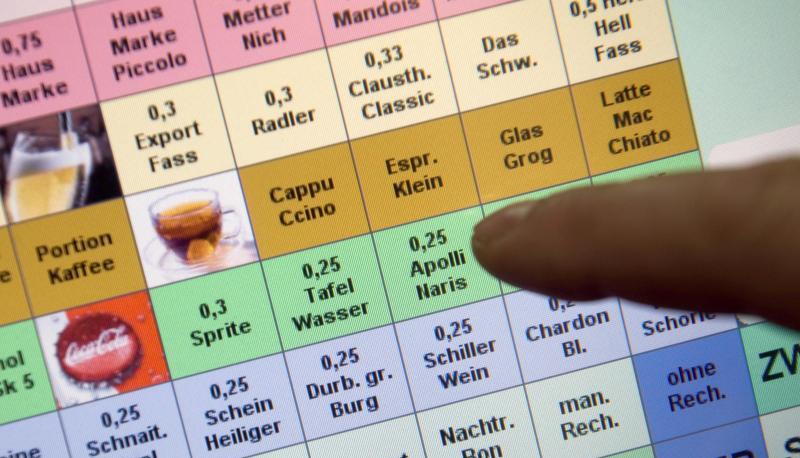 Eine Registrierkasse wird in der Gastronomie bedient. Foto: Peter Endig/Illustration Eine Registrierkasse wird in der Gastronomie bedient. Foto: Peter Endig/Illustration