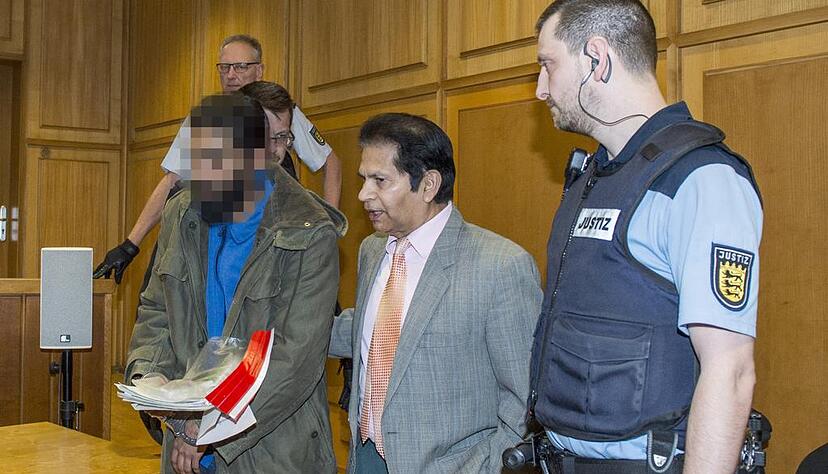 Der Angeklagte (links) wird am letzten Prozesstag in den Gerichtssaal geführt. Foto: Mario Berger Der Angeklagte (links) wird am letzten Prozesstag in den Gerichtssaal geführt. Foto: Mario Berger