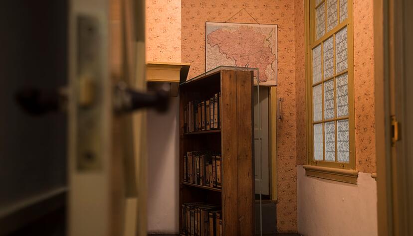 Der Durchgang zu einem geheimen Anbau ist in der Dauerausstellung im Anne-Frank-Haus zu sehen. (Archivfoto) Der Durchgang zu einem geheimen Anbau ist in der Dauerausstellung im Anne-Frank-Haus zu sehen. (Archivfoto)