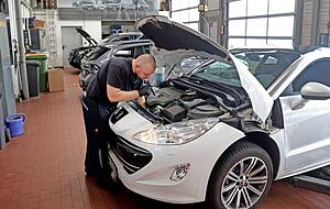 In der Werkstatt des Autohauses Freier kümmert sich Kfz-Mechaniker Frank Götz um die Inspektion eines Fahrzeugs. Die Kooperation mit dem Tüv läuft gut. In der Werkstatt des Autohauses Freier kümmert sich Kfz-Mechaniker Frank Götz um die Inspektion eines Fahrzeugs. Die Kooperation mit dem Tüv läuft gut.