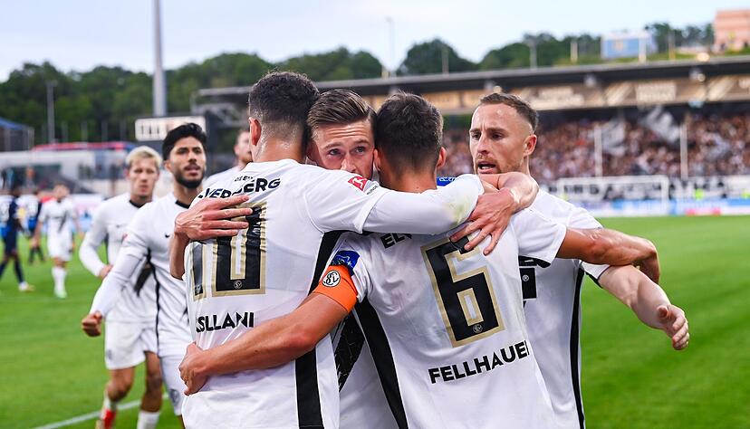 Die Elversberger Spieler jubeln über das Ausgleichstor. Die Elversberger Spieler jubeln über das Ausgleichstor.