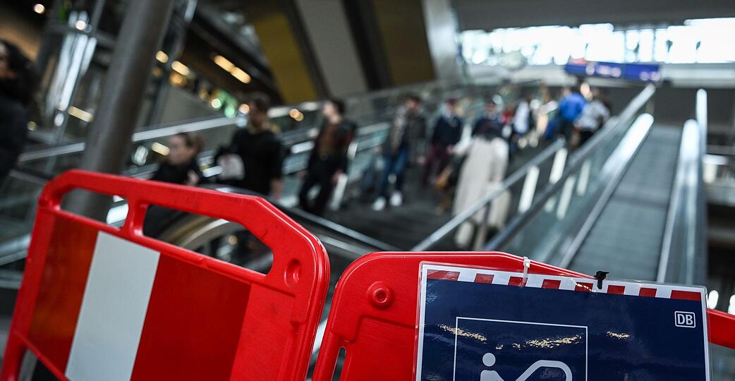 Die allermeisten Rolltreppen im Berliner Hauptbahnhof fahren nach Angaben der Bahn wieder. (Archivbild)
