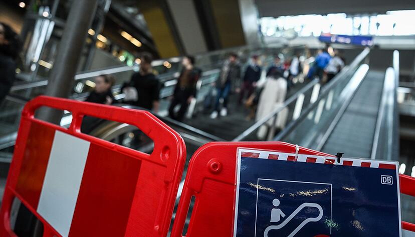 Die allermeisten Rolltreppen im Berliner Hauptbahnhof fahren nach Angaben der Bahn wieder. (Archivbild)