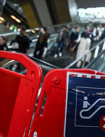 Die allermeisten Rolltreppen im Berliner Hauptbahnhof fahren nach Angaben der Bahn wieder. (Archivbild)
