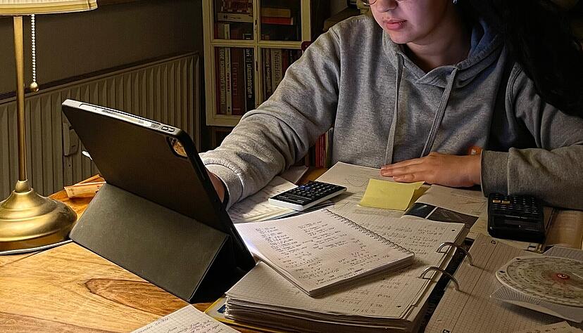 Die 21-J&auml;hrige am Lernen f&uuml;r ihren gro&szlig;en Traum.