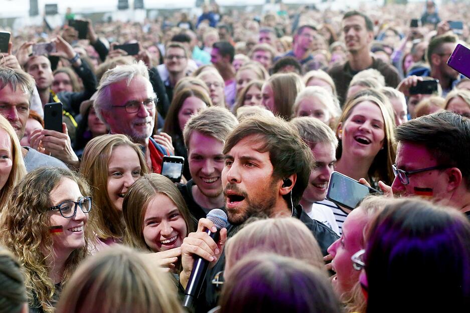 Juni 2018: Künstler und Besucher haben viel Spaß beim 19. Würth-Open-Air. Ein Bad in der Menge ist ganz nach dem Geschmack von Max Giesinger. Er mischt sich unters Open-Air-Volk. Das kommt bei den Fans super gut an. Juni 2018: Künstler und Besucher haben viel Spaß beim 19. Würth-Open-Air. Ein Bad in der Menge ist ganz nach dem Geschmack von Max Giesinger. Er mischt sich unters Open-Air-Volk. Das kommt bei den Fans super gut an.