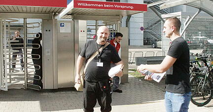 Besim Nesimi (rechts), ein Logistik-Facharbeiter bei Audi, verteilt die Handzettel, die über die beschlossene Werksbelegung. Besim Nesimi (rechts), ein Logistik-Facharbeiter bei Audi, verteilt die Handzettel, die über die beschlossene Werksbelegung.