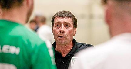 Seine Spieler haben ein offenes Ohr für ihn, doch für Rudolf Wagner und sein Trainerteam zählt auch die Meinung ihrer Mannschaft.
Foto: Lina Bihr