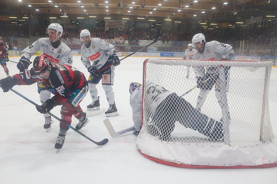 Spiel eins der Best-of-seven-Serie ging an die Heilbronner Falken, am Sonntag ging es mit Spiel zwei in Memmingen weiter. Spiel eins der Best-of-seven-Serie ging an die Heilbronner Falken, am Sonntag ging es mit Spiel zwei in Memmingen weiter.