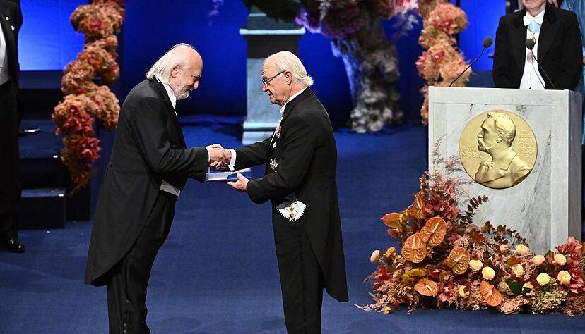 Auch Literaturnobelpreistr&auml;ger L&aacute;szl&oacute; Krasznahorkai (links) erhielt in Stockholm seine Nobelmedaille aus den H&auml;nden von K&ouml;nig Carl Gustaf.