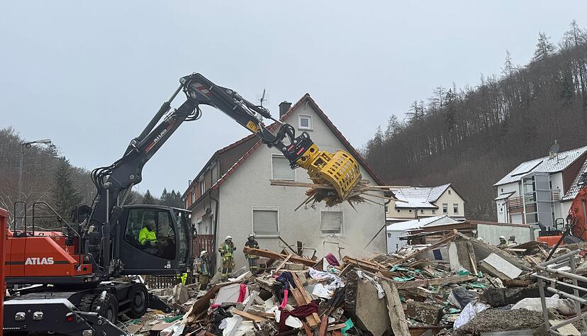 Einsatzkr&auml;fte am eingest&uuml;rzten Haus in Albstadt.