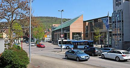 Mit der Sanierung sollen auch Straßen und Plätze neu gestaltet werden: unter anderem an der Kreuzung Stuttgarter Straße und Konsul-Uebele-Straße. Mit der Sanierung sollen auch Straßen und Plätze neu gestaltet werden: unter anderem an der Kreuzung Stuttgarter Straße und Konsul-Uebele-Straße.
