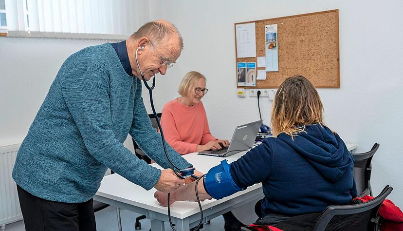 Ulrich Barthelmes und Edith Gbordzoe mit Patientin: Dr. Thomas Gehrig hat 2011 das Angebot initiiert, als viele die Praxisgebühr nicht zahlen konnten. Ulrich Barthelmes und Edith Gbordzoe mit Patientin: Dr. Thomas Gehrig hat 2011 das Angebot initiiert, als viele die Praxisgebühr nicht zahlen konnten.