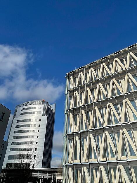 Neben dem WTZ-Turm (links) ein weiteres markantes Geb&auml;ude im Zukunftspark Wohlgelegen: Die IFH 2.0 (rechts).