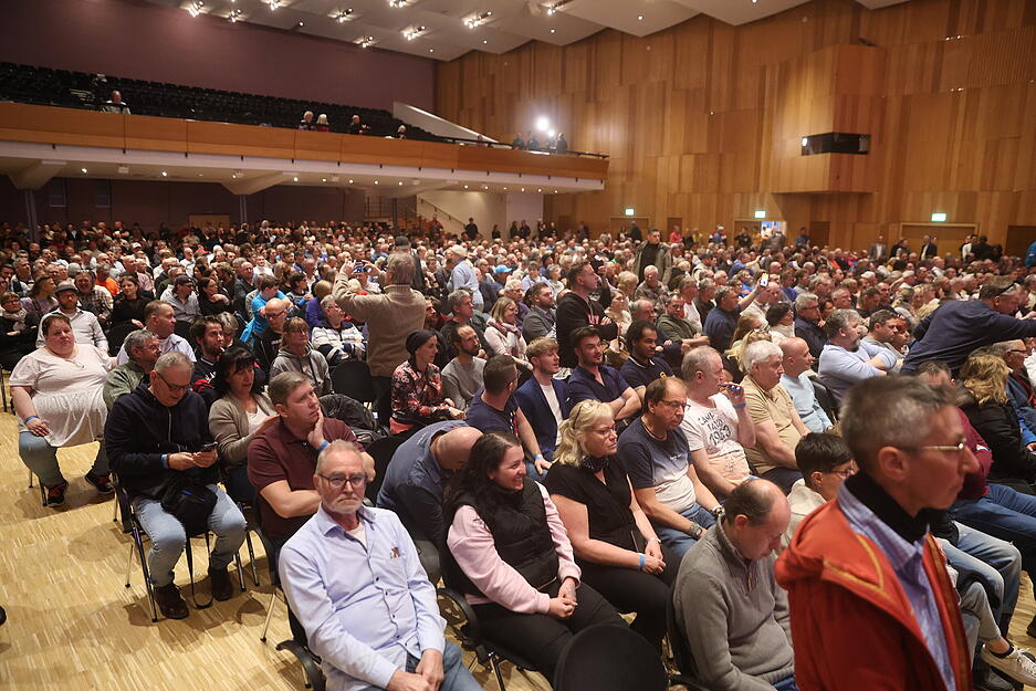Vor der Harmonie gab es lautstarke Proteste gegen die Partei. Das "Netzwerk gegen Rechts" rief zur großen Demo auf. Rund 2.000 Teilnehmer folgten dem Aufruf.