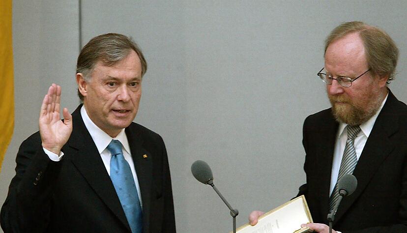 Zum ersten Mal wurde Köhler 2004 zum Bundespräsidenten gewählt. Zum ersten Mal wurde Köhler 2004 zum Bundespräsidenten gewählt.