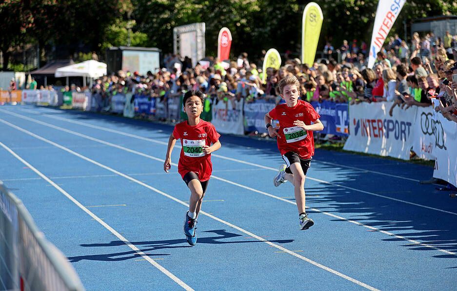 Auf der blauen Tartanbahn fand am Samstag der Bambini-Lauf des Trollinger-Marathons statt.