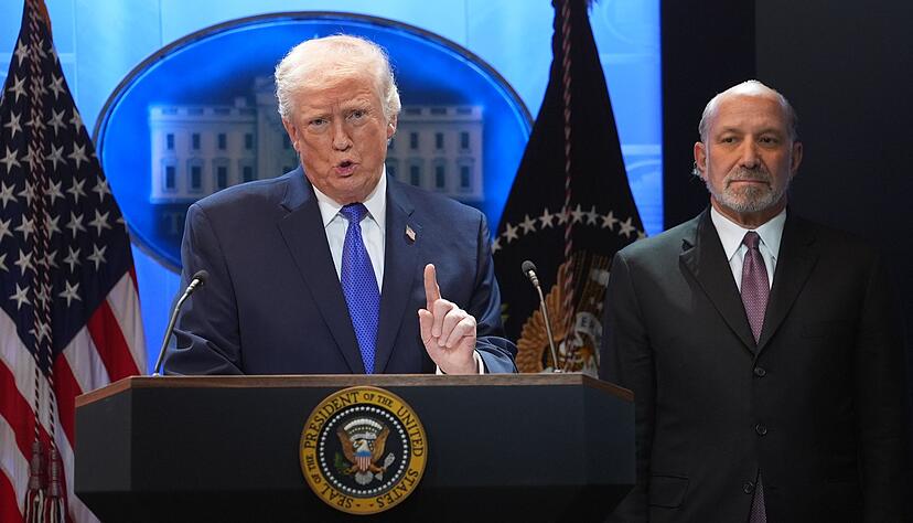 Zunächst kündigte US-Präsident Trump am Freitag einen weltweiten Zollsatz auf Importe in die USA von 10 Prozent an - um ihn dann am Folgetag auf 15 Prozent hochzusetzen. Zunächst kündigte US-Präsident Trump am Freitag einen weltweiten Zollsatz auf Importe in die USA von 10 Prozent an - um ihn dann am Folgetag auf 15 Prozent hochzusetzen.