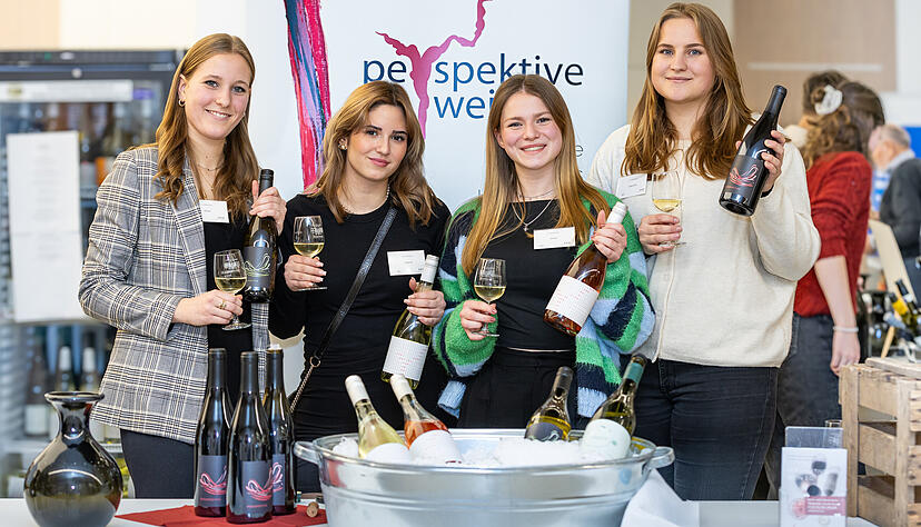 Das Führungsquartett der studentischen Genossenschaft Perspektive Wein (von links): Leoni Kleisz, Linette Tuzcuoglu, Anna Wachtstetter und Karlotta Jacobs.
Bildungscampus T-Gebäude: Studentisches Weinforum Das Führungsquartett der studentischen Genossenschaft Perspektive Wein (von links): Leoni Kleisz, Linette Tuzcuoglu, Anna Wachtstetter und Karlotta Jacobs.
Bildungscampus T-Gebäude: Studentisches Weinforum