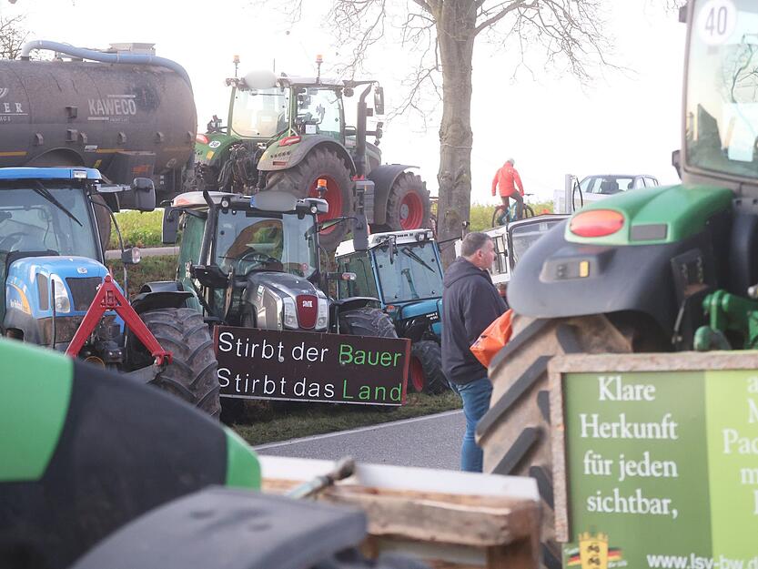 An vielen Treckern sind Schilder mit mahnenden Spr&uuml;chen montiert.