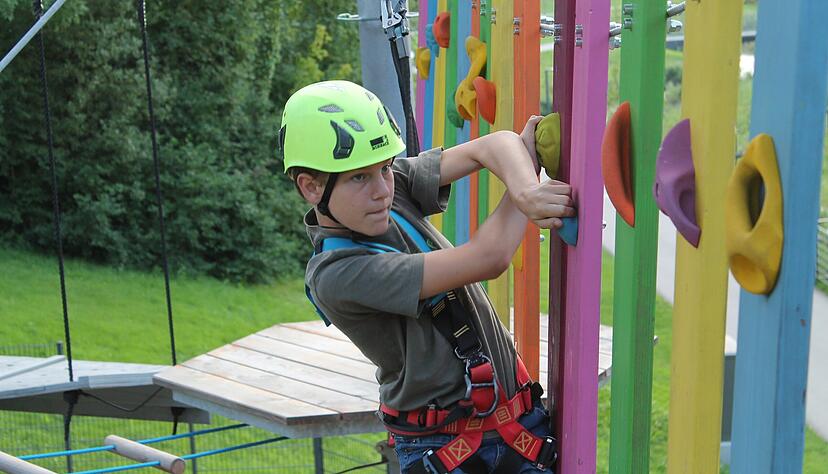 Geschicklichkeit und Mut kann man am Kletterturm &Ouml;hringen beweisen.