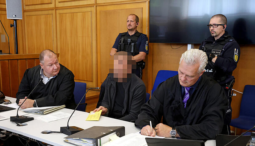 Der Angeklagte im Doppelmord-Prozess hat im Gerichtssaal Platz genommen.