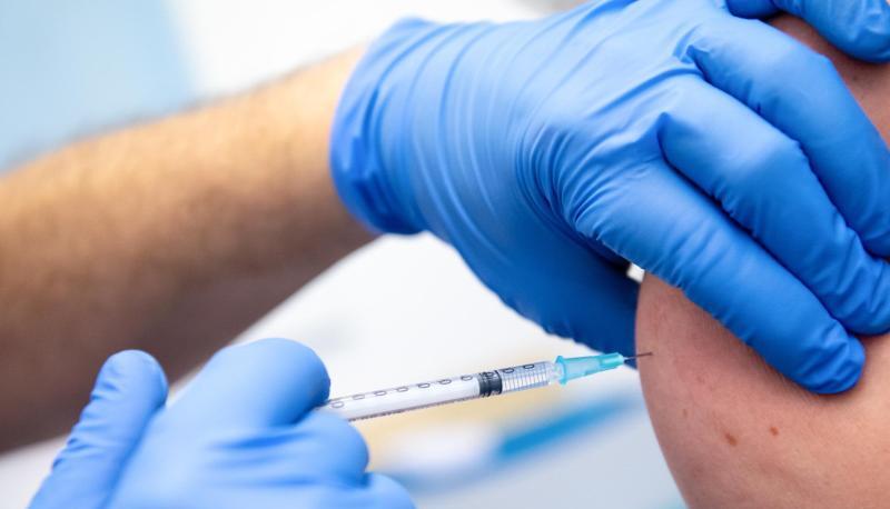 Die Mitarbeiterin einer Klinik wird gegen Corona geimpft. Die Mitarbeiterin einer Klinik wird gegen Corona geimpft.