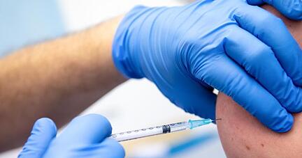 Die Mitarbeiterin einer Klinik wird gegen Corona geimpft. Die Mitarbeiterin einer Klinik wird gegen Corona geimpft.