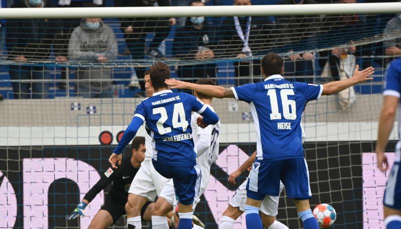 Fabian Schleusener (l) brachte den KSC beim Heimsieg gegen Aue in Führung.