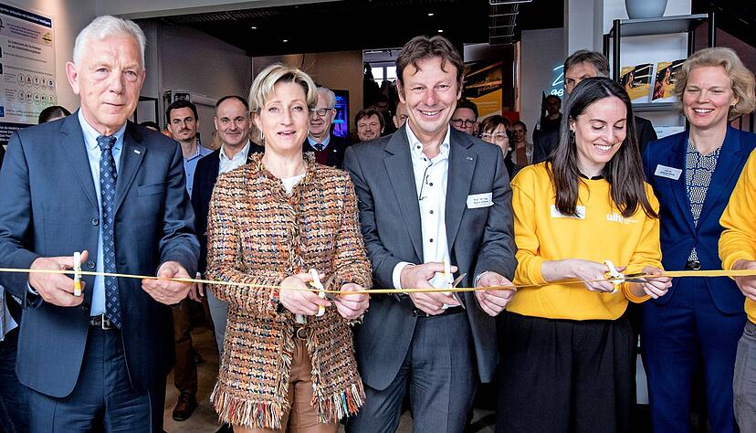 Harry Mergel (von links), Nicole Hoffmeister-Kraut, Raoul Zöllner und Lena Ahner (Fraunhofer-Institut) weihen den UIH ein.