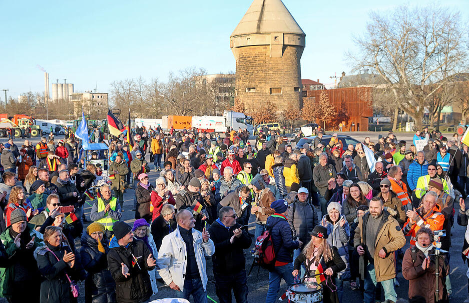 Fußmarsch und Fahrzeug-Korso: Demo gegen Ampel-Politik in Heilbronn