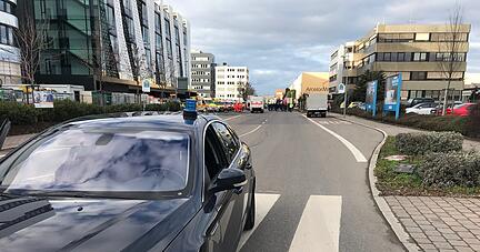 Polizei und Rettungskräfte sind mit einem Großaufgebot in der Rötelstraße im Einsatz. Foto: Adrian Hoffmann